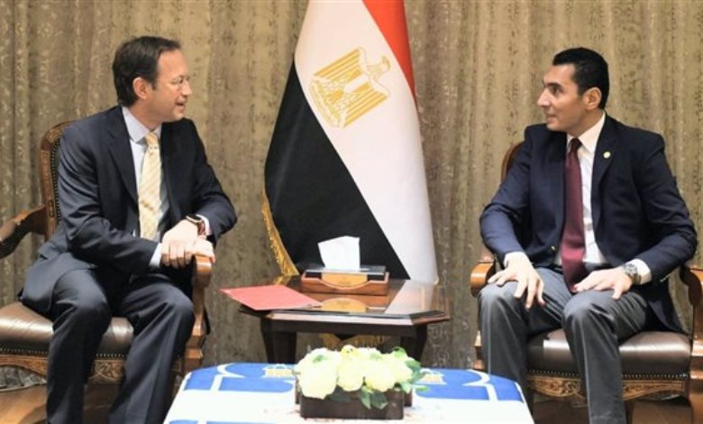وزير الشباب والرياضة يستقبل السفير الإسباني 