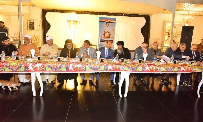 محافظ أسيوط مع بيت العائلة المصرية 