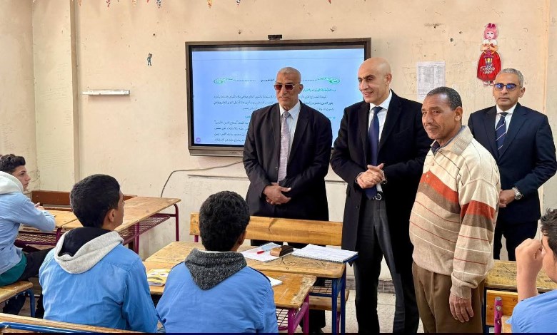 وزير التربية والتعليم خلال زيارة مفاجئة بقنا