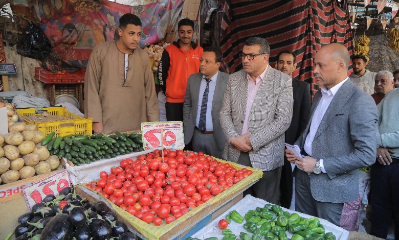 محافظ قنا فى جولة مفاجئة لتفقد الأسواق 