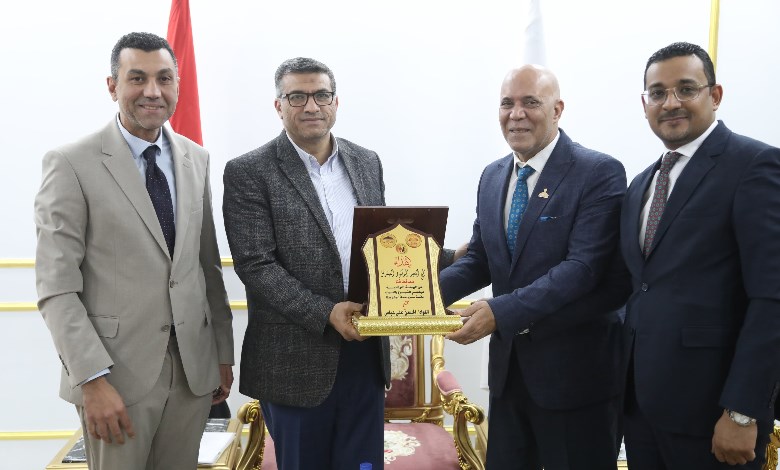 محافظ قنا يستقبل وفد من حزب حماة وطن 