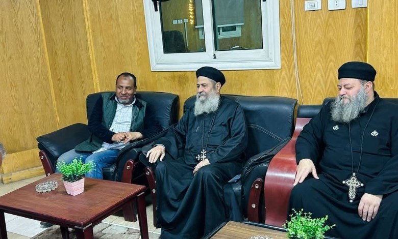 وفد كنسي يهنئ رئيس مدينة قنا بعيد الفطر المبارك