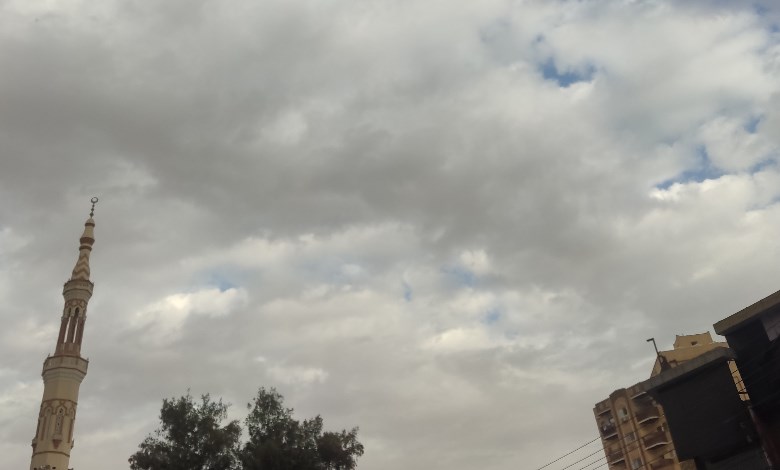 سحب كثيفة وتقلبات جوية بقنا