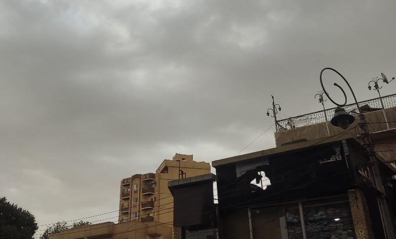 سحب كثيفة فى سماء قنا مع نزول امطار خفيفة 