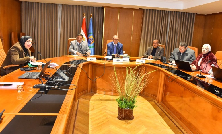 محافظ أسيوط يجتمع بالأجهزة التنفيذية بالمحافظة
