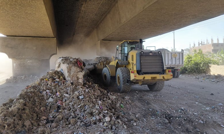 محافظ أسيوط: رفع 180 طن مخلفات من أسفل كوبري الواسطى بالفتح