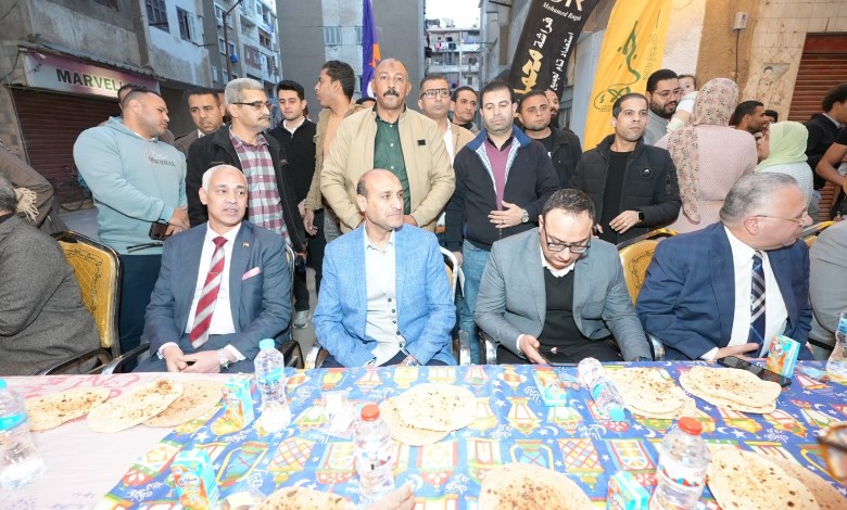 محافظ أسيوط يشارك أهالي منطقة الأربعين مائدة الإفطار الجماعي