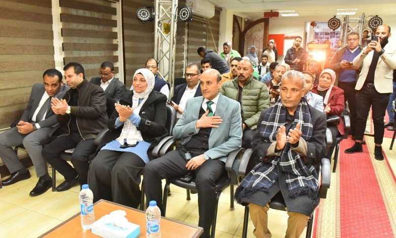 محافظ أسيوط يشهد العرض الختامي لمسرحية "أبناء النور الواحد"