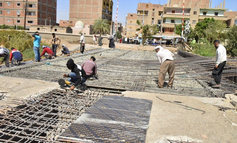 جانب من أعمال تنفيذ كوبرى الحواتكة بمنفلوط