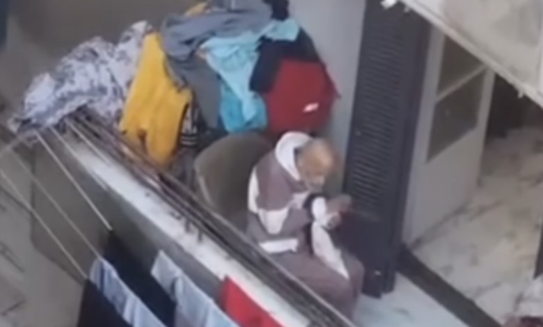 مسن مقيد فى البلكونة