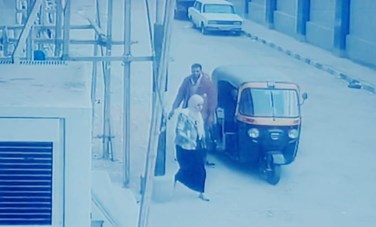نشوب مشاجرة بين سائق توك توك وفتاة بمركز طهطا