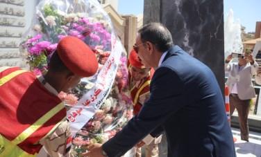 محافظ سوهاج يضع اكليل الزهور على النصب التذكاري لشهداء المحافظة
