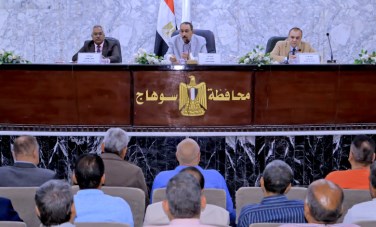محافظ سوهاج يبحث استعدادات المحافظة لبدء الموجة 29