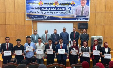 طلاب أسنان سوهاج يناقشون 12 بحث علمي