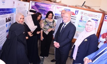 رئيس جامعة سوهاج يتفقد المشروعات البحثية بكلية التربية
