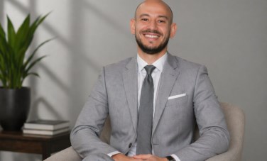 محمود عبد العظيم كاتب المقال