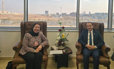 النائبة أمل عصفور والمدير التنفيذي لهيئة الرعاية الصحية 