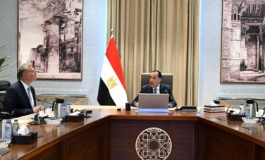 رئيس الوزراء مع وزير البترول 