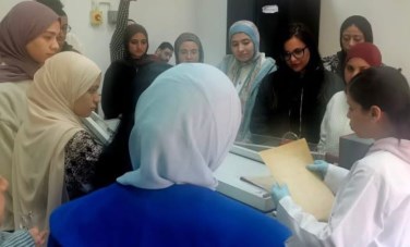 طلاب قسم المكتبات والوثائق والمعلومات بكلية الآداب جامعة القاهرة في دار الوثائق القومية بالفسطاط 