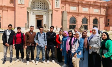 المتحف المصري يستقبل شباب وفتيات حلوان في جولة تثقيفية حول التراث والبيئة