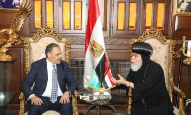 محافظ الشرقية خلال زيارته لمطرانية الزقازيق 