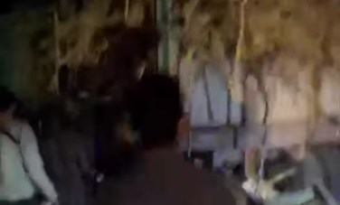 تصادم دراجة نارية بمقطورة قصب 