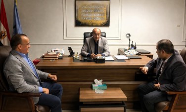 محافظ أسيوط يبحث تعزيز التعاون بين المستشفيات الجامعية والصحة 