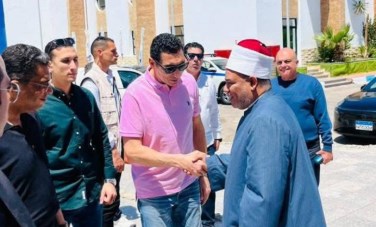 وزير الشباب والرياضة ومحافظ البحر الأحمر أثناء جولة الوزير