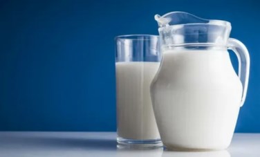 كوب مليء باللبن