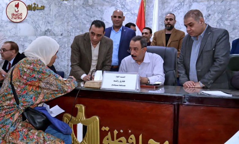 محافظ سوهاج يستمع لشكاوي المواطنين 