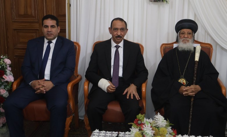 محافظ سوهاج ومدير الأمن يختتمان جولتهم بتهنئة الأقباط 