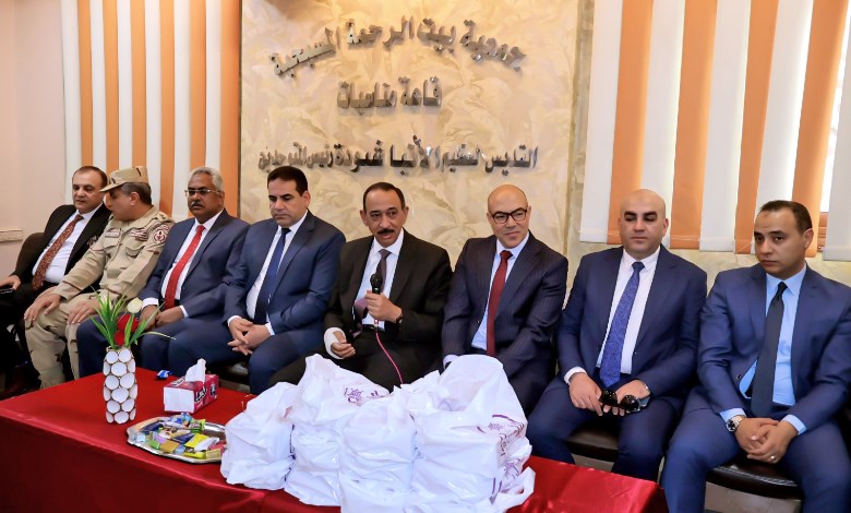 محافظ سوهاج ومدير الأمن يقدمان التهنئة للإخوة الأقباط بعيد القيامة 