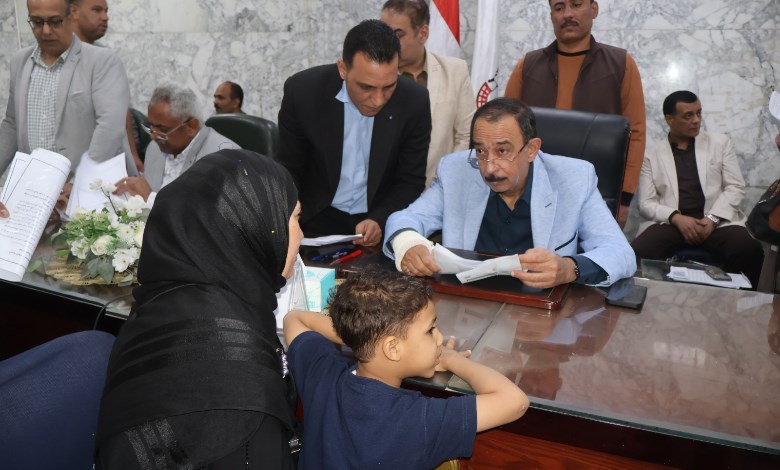 محافظ سوهاج يستمع لشكاوي المواطنين 