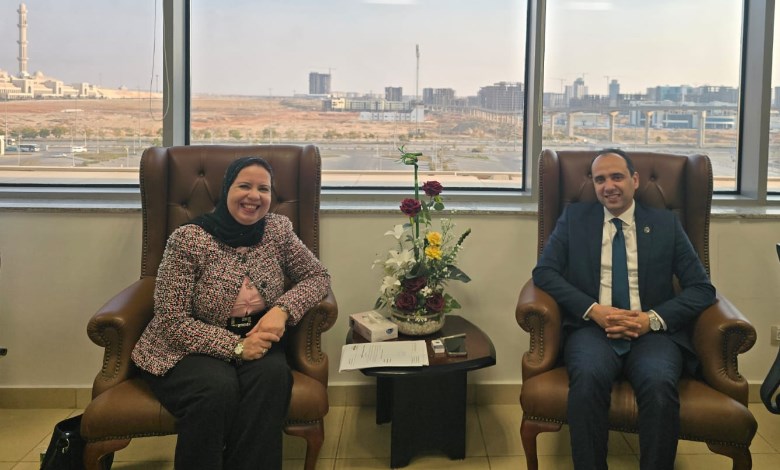 النائبة أمل عصفور والمدير التنفيذي لهيئة الرعاية الصحية 