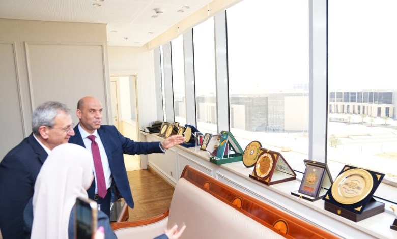  وزير العمل ونظيره القبرصي