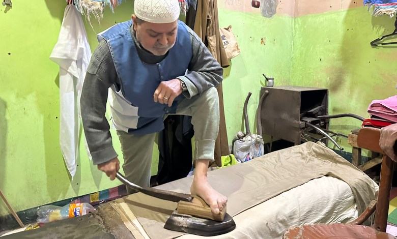الحاج محمد أثناء استخدامه ل مكواة الرجل 