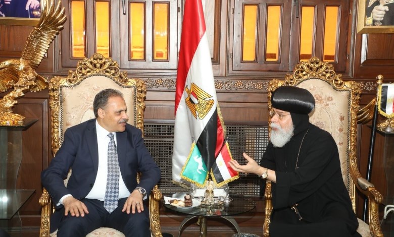 محافظ الشرقية خلال زيارته لمطرانية الزقازيق 