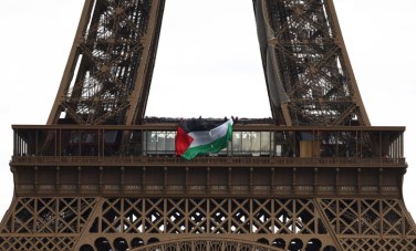 العلم الفلسطيني على برج إيفل