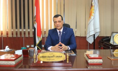 وكيل تعليم سوهاج يهنئ الطلاب الفائزين بمسابقة الفنون اليدوية 