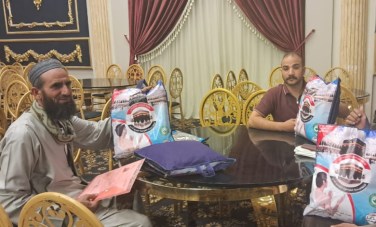 فرحة الحجاج بسوهاج خلال تسليمهم ملابس الإحرام 