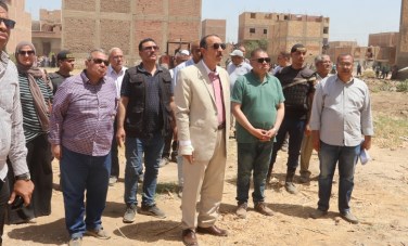 اللواء طارق راشد محافظ سوهاج خلال تنفيذ حملات الإزالة 