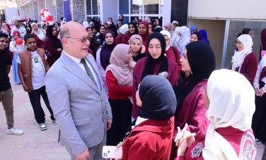 رئيس جامعة سوهاج خلال حديثه مع الطلاب عن مبادرة وفرها تنورها