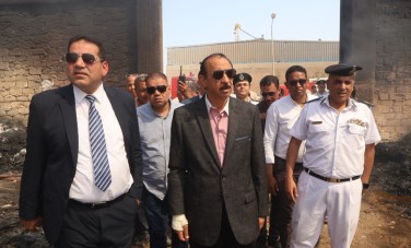 مدير أمن سوهاج يتفقد موقع الحريق بمصنع القطن 