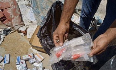 أدوية على سطح مستشفى سوهاج العام 