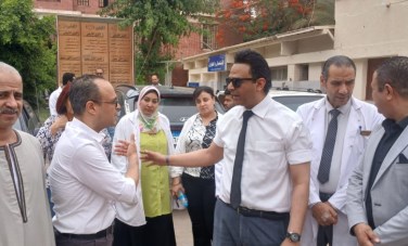 الدكتور بيتر وجيه مساعد وزير الصحة لشئون الطب العلاجي خلال زيارته لمحافظة سوهاج 