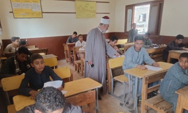 رئيس منطقة سوهاج الأزهرية يتفقد لجان الامتحانات 