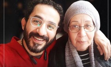الفنان احمد حلمي ووالدته