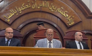 هيئة المحكمة أثناء النطق بالحكم 