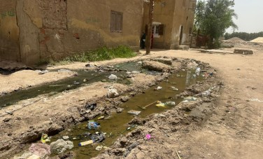 شوارع منية المكرم غرقانة بمياه الصرف 