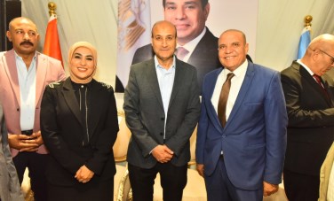 محافظ أسيوط خلال استقبال الصحفيين